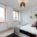 Modern & Designed 2 Bed Penthouse Apt Sleeps Five