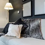 Modern & Designed 2 Bed Penthouse Apt Sleeps Five