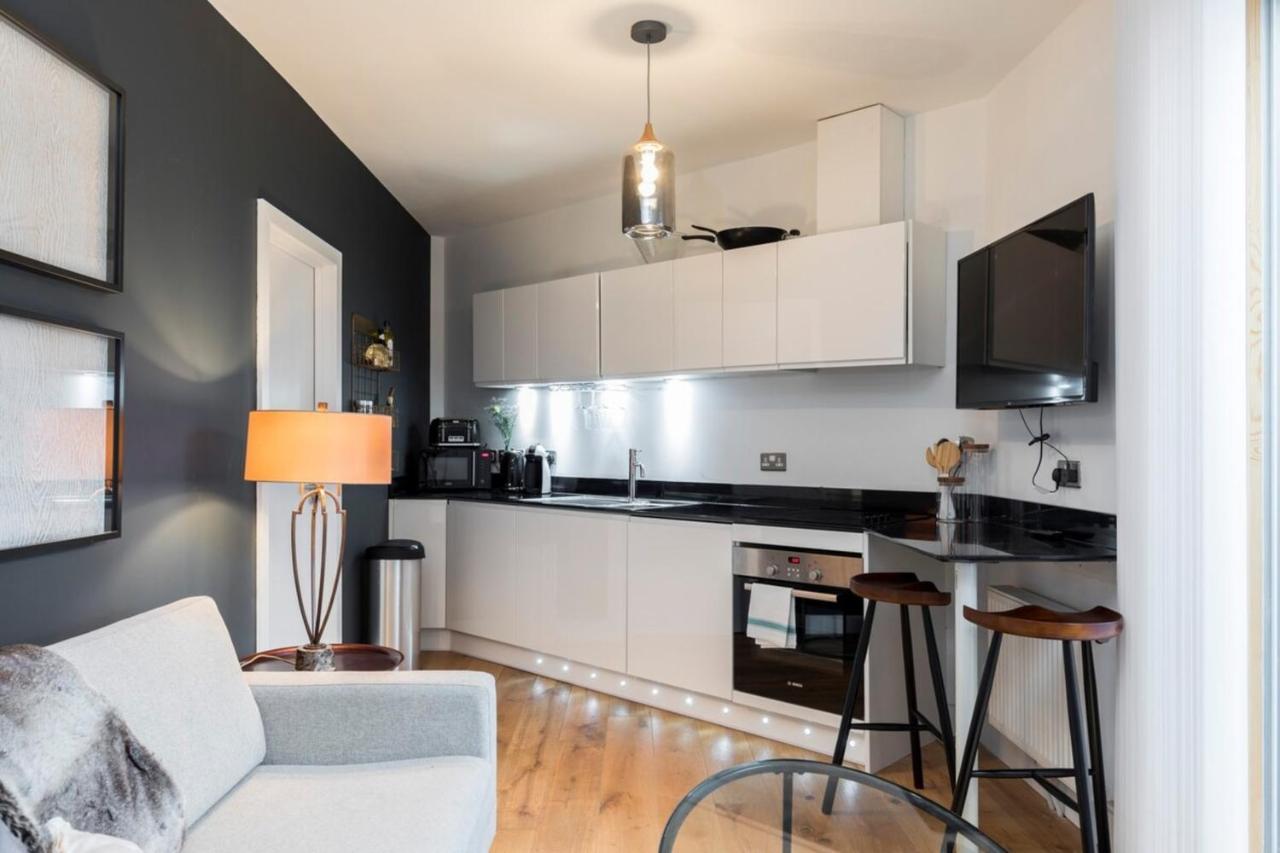 Apartment Modern & Designed 2 Bed Penthouse Apt Sleeps Five
