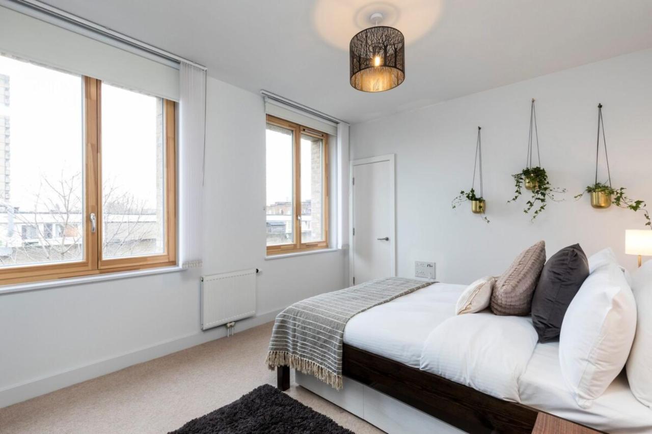 Modern & Designed 2 Bed Penthouse Apt Sleeps Five Apartment