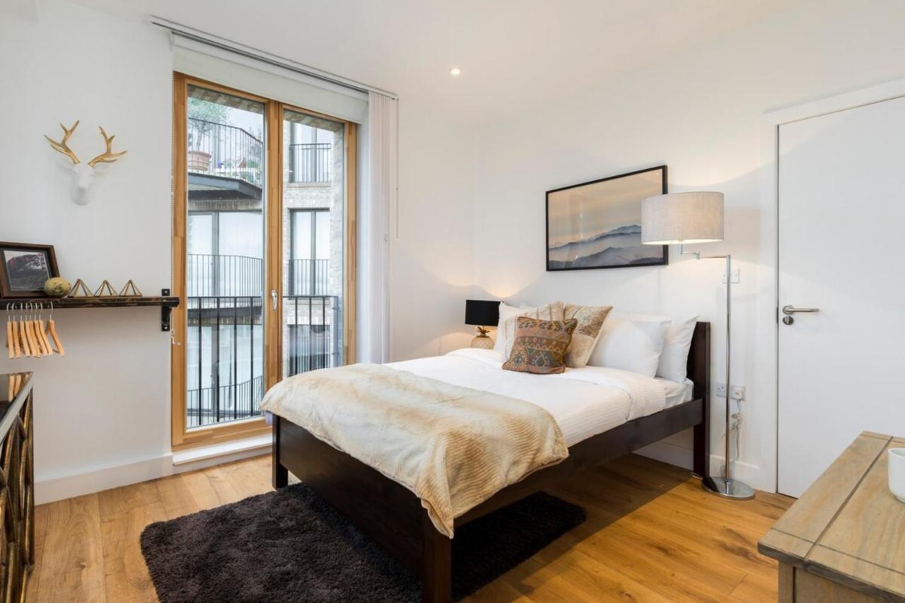Modern & Designed 2 Bed Penthouse Apt Sleeps Five *