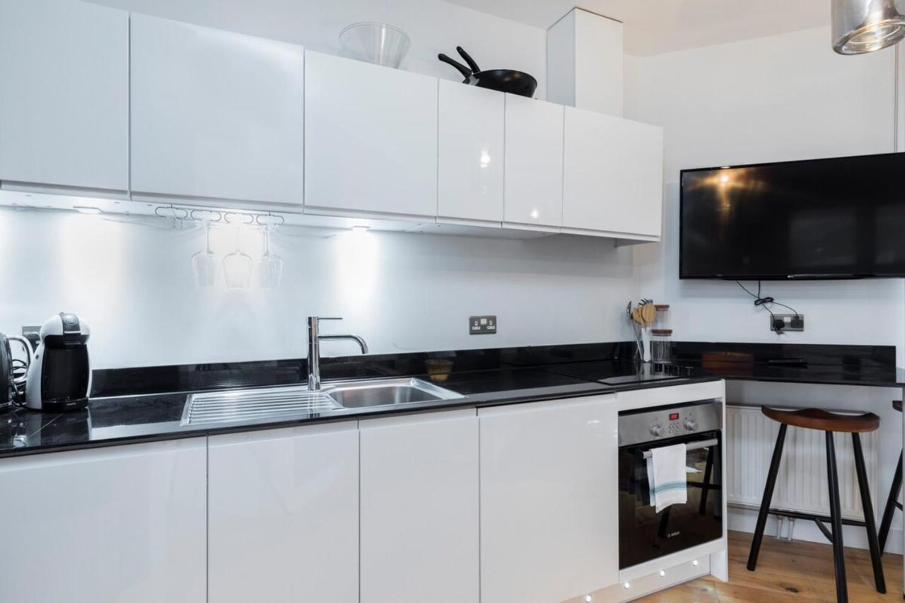 Modern & Designed 2 Bed Penthouse Apt Sleeps Five Apartment *