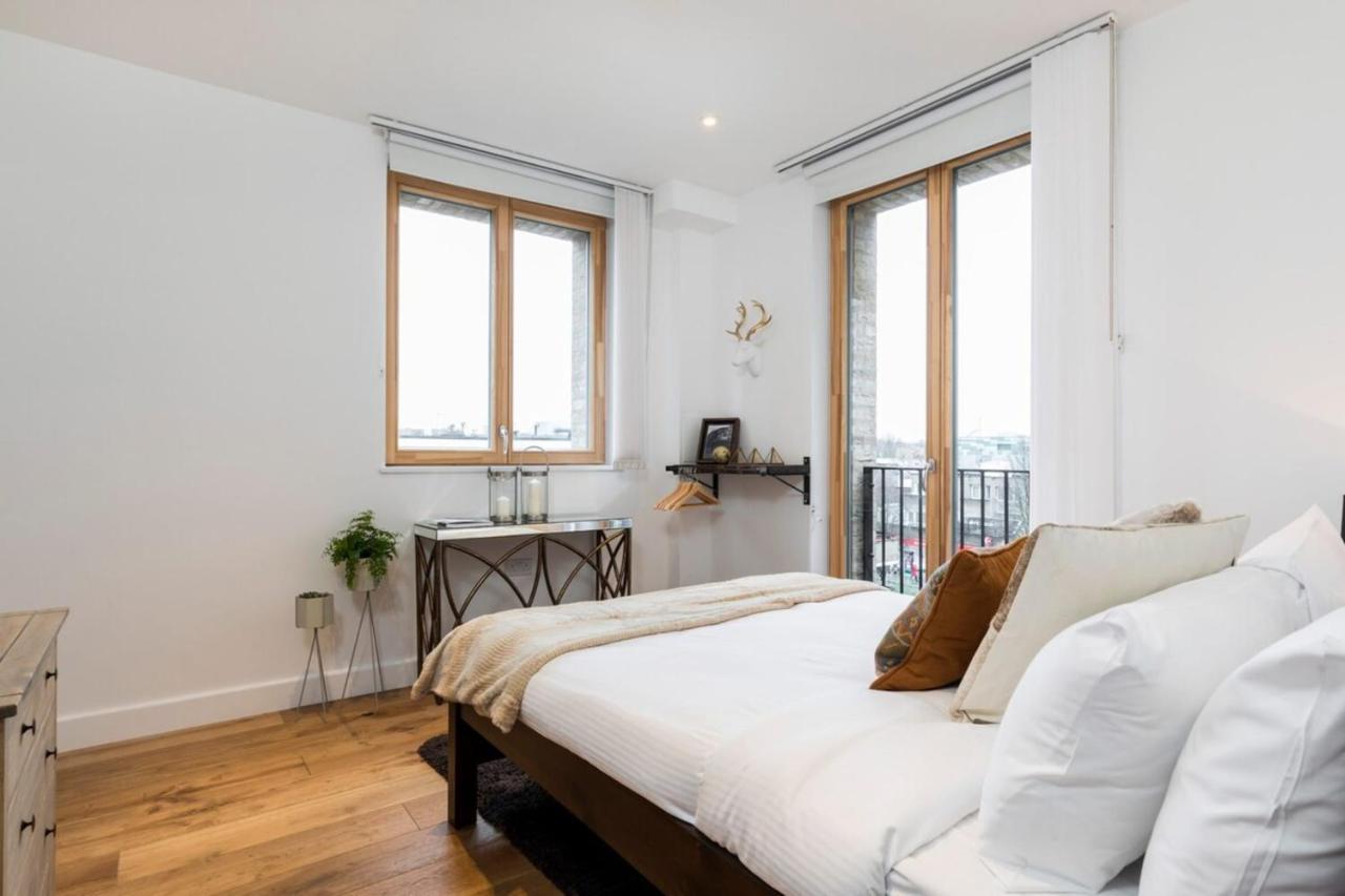 Apartment Modern & Designed 2 Bed Penthouse Apt Sleeps Five *