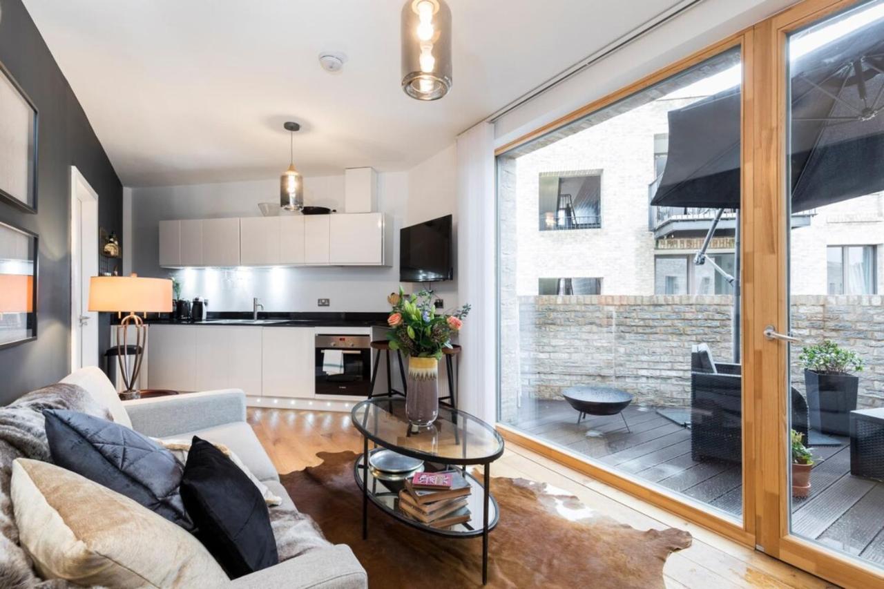 Modern & Designed 2 Bed Penthouse Apt Sleeps Five London