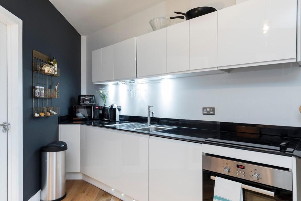 Modern & Designed 2 Bed Penthouse Apt Sleeps Five