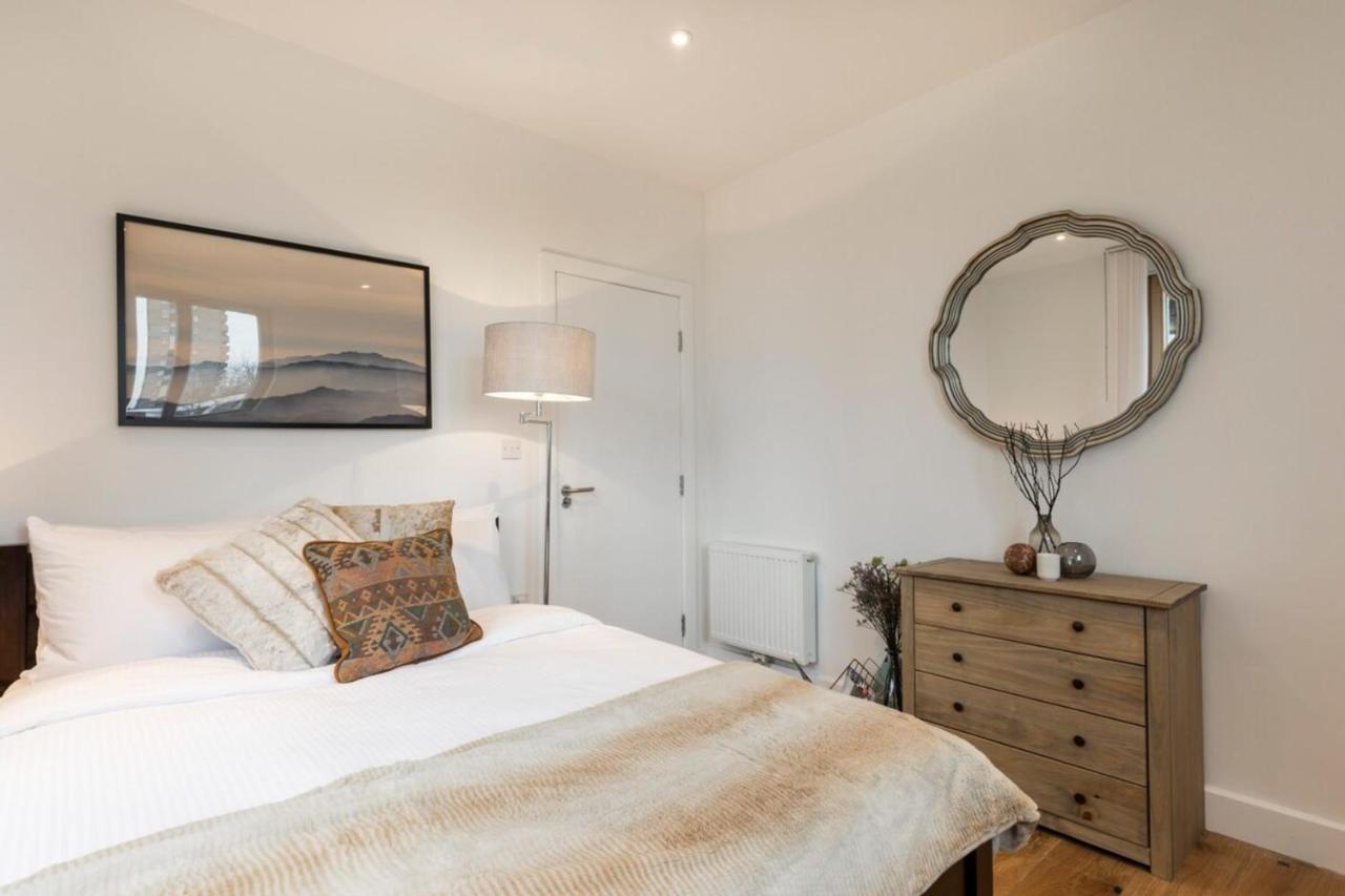 Modern & Designed 2 Bed Penthouse Apt Sleeps Five * London