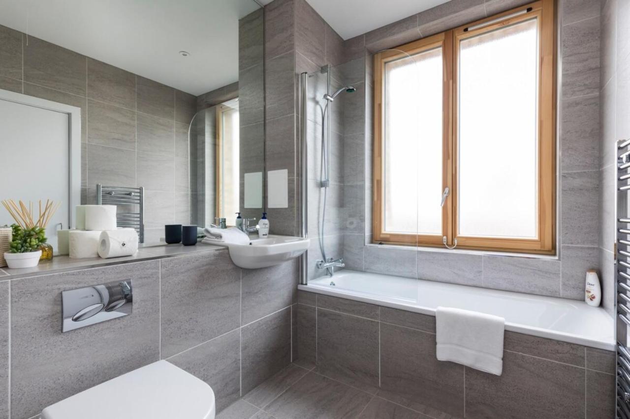 Modern & Designed 2 Bed Penthouse Apt Sleeps Five Apartment *