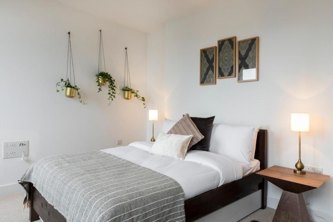 Modern & Designed 2 Bed Penthouse Apt Sleeps Five London