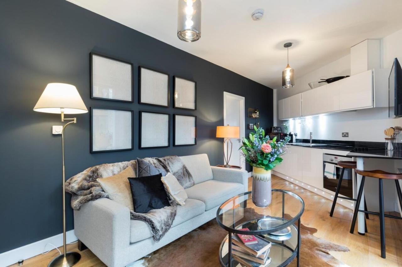 Apartment Modern & Designed 2 Bed Penthouse Apt Sleeps Five London
