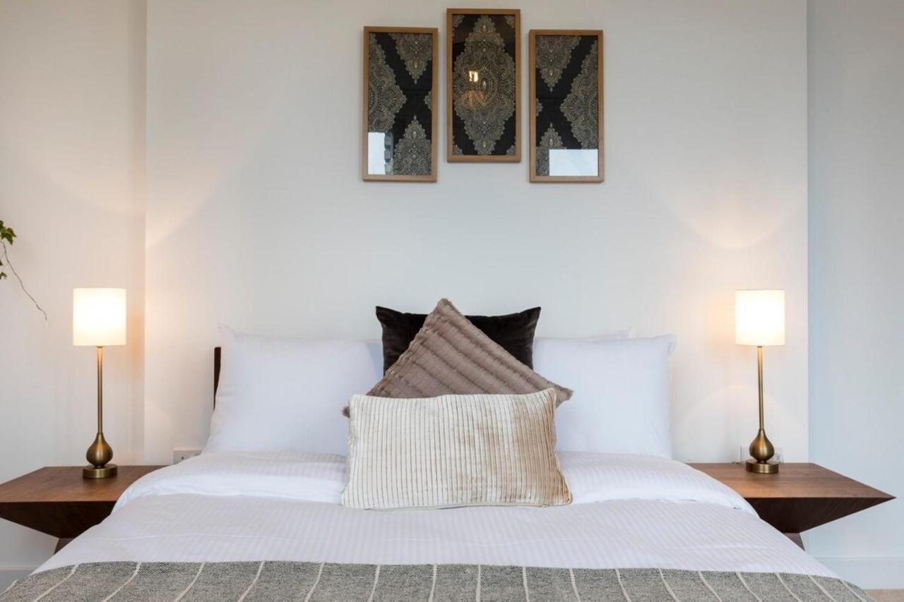 Apartment Modern & Designed 2 Bed Penthouse Apt Sleeps Five London